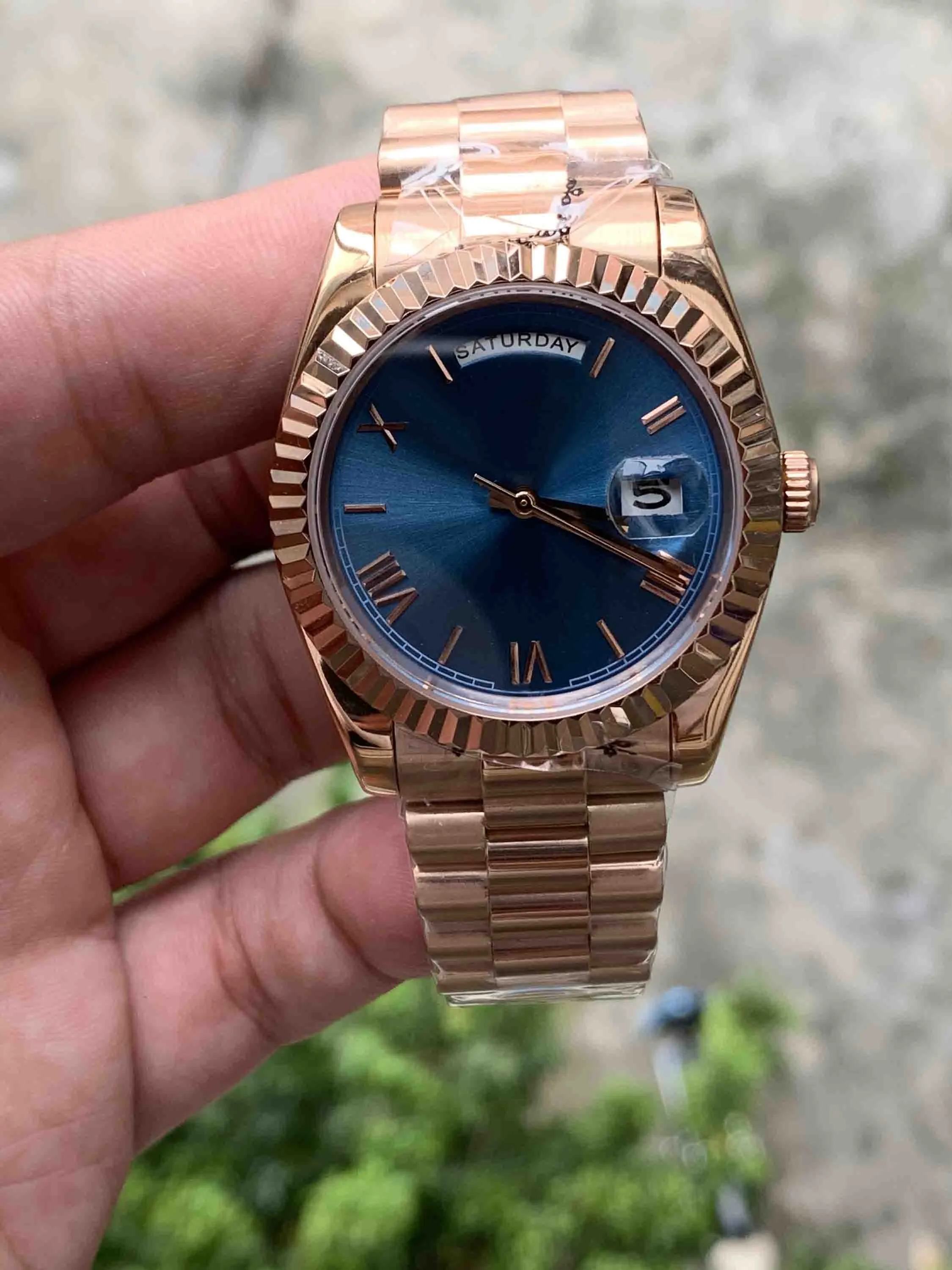 Mehrfarbiges, römisches blaues Zifferblatt, TAG/DATUM, Roségold, Edelstahl, Saphiruhren, niedrigster Preis, automatische mechanische Armbanduhr für Herren und Damen, 36 mm