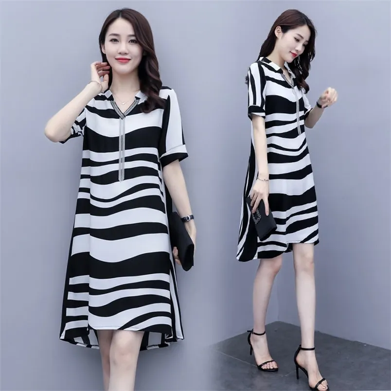 Plus Storlek Striped Print Kvinnor Klänning Fashion Casual Loose Tassels Tunna Chiffon Elegant Lady Black White V Neck A-Line 210522