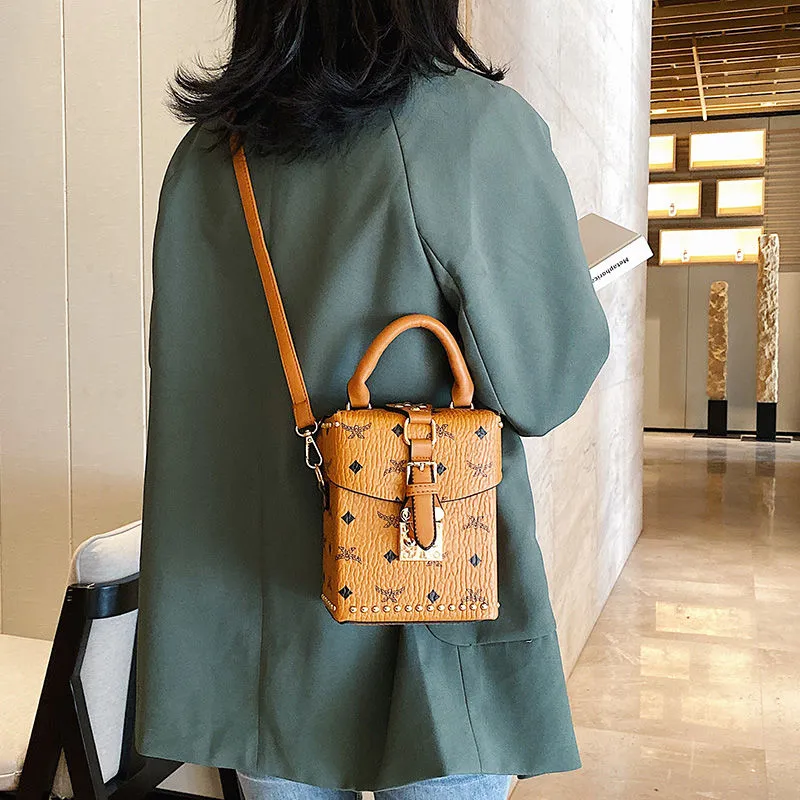 Saco Diário Bag de Alta Grade Feminino 2021 Primavera Estilo Coreano Novo Rebite Caixa de Ombro Bag All-Match Moda Mensageiro Portátil