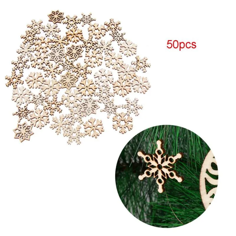 Décorations de Noël 50pcs / set Avec Trou Décoration DIY Artisanat Ornement Creux Embellissement Bois Naturel Scrapbooking Flocon De Neige Supp