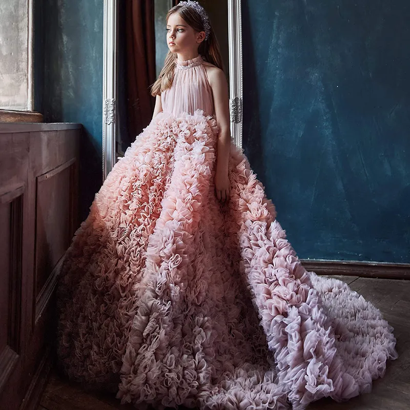 Ombre Pink Flower Girl Abiti per matrimonio 2022 Ballgown Collo alto Ruffles Gonne a strati Abiti da spettacolo per bambini Tulle Abito da prima comunione Sweep Train Festa formale