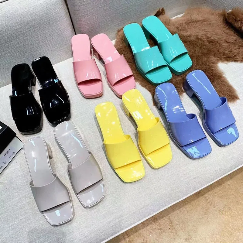 2021 Luxurys Designers Candy Color Thick Heel Sandals and Slippers Flip Flops Beach Fashion och bekv￤m h￶gkvalitativ icke-halkfri frysskor