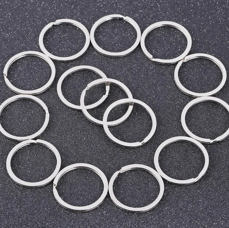 1.7x28mm Metallnyckel Ring Keychain För bilnycklar Kedja Rund Split Fashion Flat KeyRings Keychains Charms Wholesale Gifts Kvinnor Tillbehör