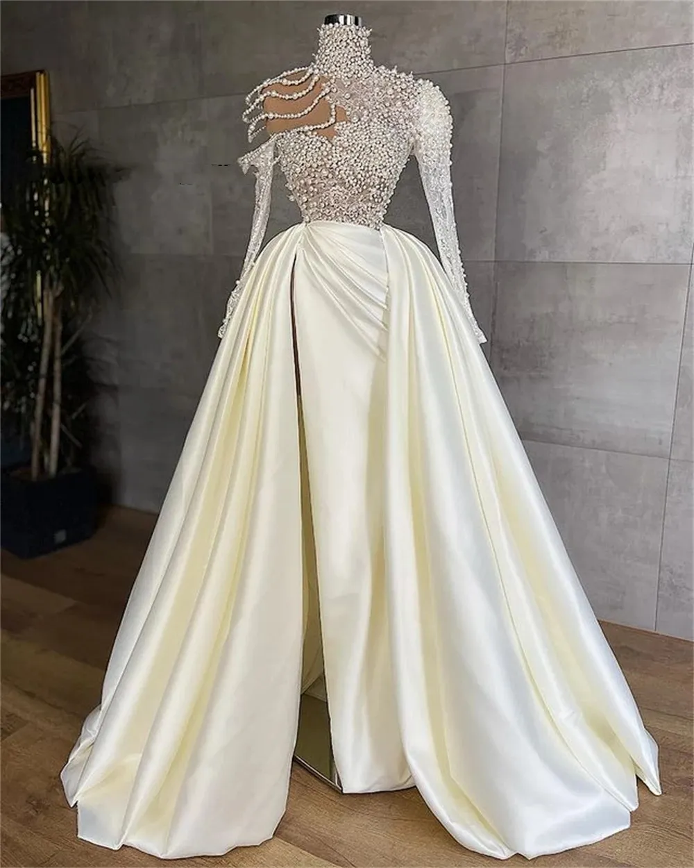 ドバイの白いウェディングドレス長袖の花嫁ガウン取り外し可能なケーププリンセスパーティードレスローブデマリー