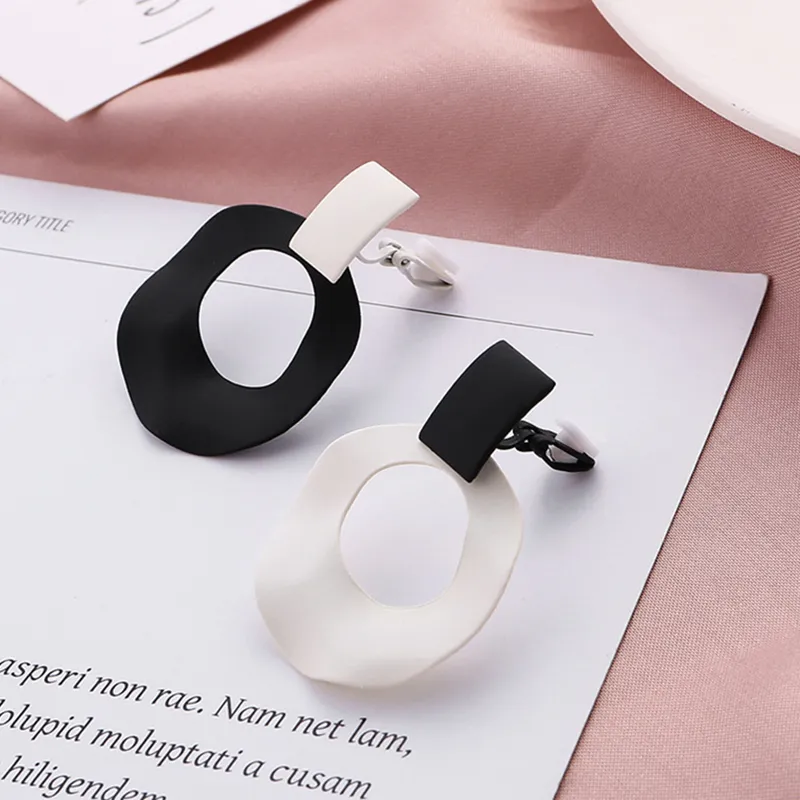 New pendants Women's Fashion Black White Mixed Colors Clip on Earrings Hollow Round Pendant Ear Clips For Non Pierced Women Jewelry