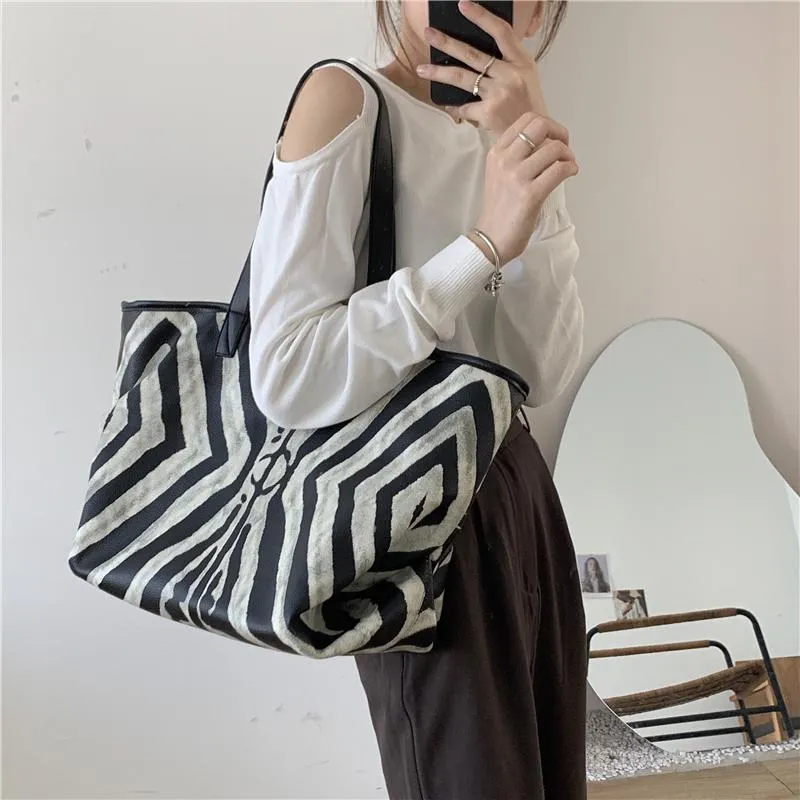 Sacs de soirée Sac à bandoulière pour femmes Grande capacité Zèbre Rayé Impression Zipper Cuir Fourre-tout Sacs à main en gros 2021 Mode Femme