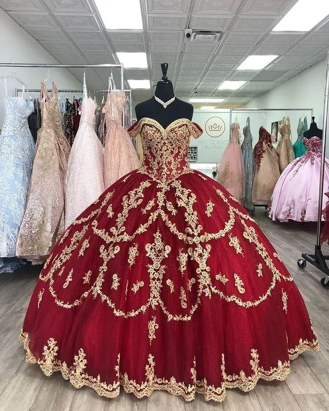 بورجوندي منتفخ الأميرة فساتين quinceanera قبالة الكتف الفاخرة الذهب الرباط زين الدانتيل متابعة الحلو 16 prom vestidos دي 15 años