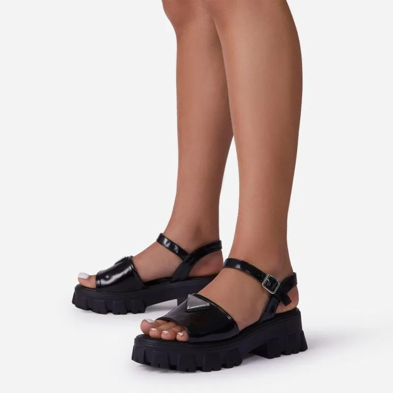 Sandalias 2021 Verano Cómodo Casual Hebilla de metal Punta redonda Tacón medio Cuña Mujer