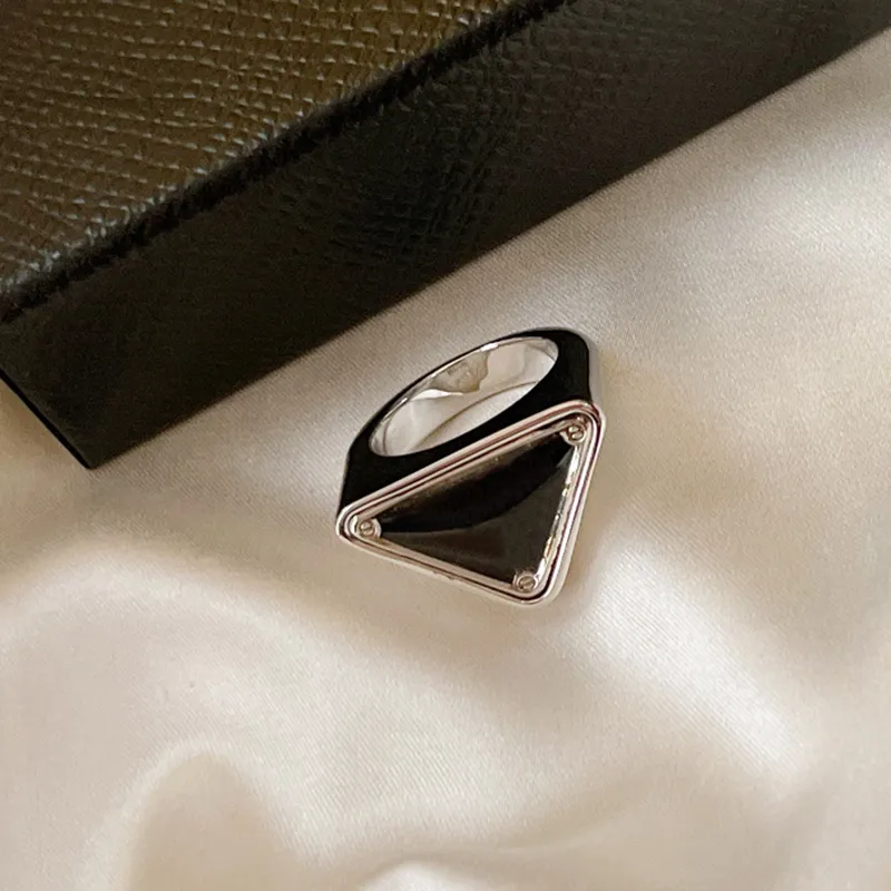 Moda S Mulheres Designers Anéis Mulheres Mens Sier Triângulo Marcas Carta Anel para Senhora Amantes Presente Designer Judeu