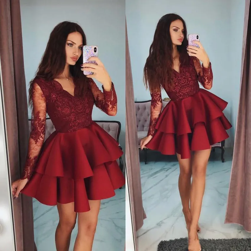 2021 Fashion Celebrity Cocktail Klänning Härlig Röd V-Neck Långärmad Homecoming Klänningar Snygg Tiered Beaded Lace Applique Short Prom Dress