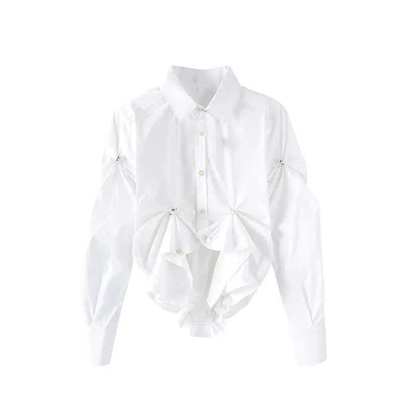 春の夏のデザインすべてのマッチの不規則なオフィスの女性のターンダウンカラーフルパールショートホワイトホワイト女性のシャツ210615