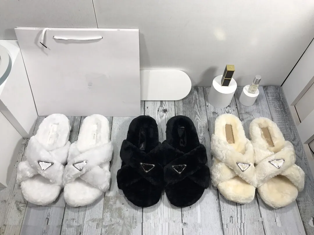 Los más nuevos diseñadores de lujo Zapatillas de mujer Diapositiva de lana Piel de invierno Fluffy Furry letras triangulares Sandalias Diapositivas cálidas Fuzzy Girl Flip Flop negro marrón zapatilla plana G152