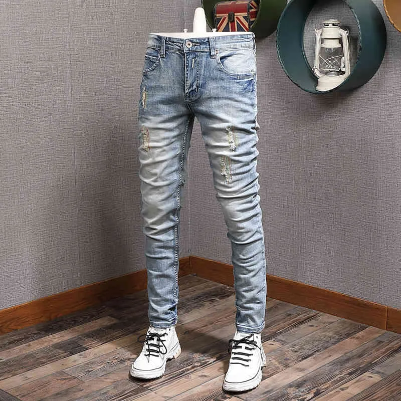 Mens Classic Vintage Light Blue Ripped Jeans Men Fashion Koreansk stil Broderi Straight Slim Fit Denim Byxor