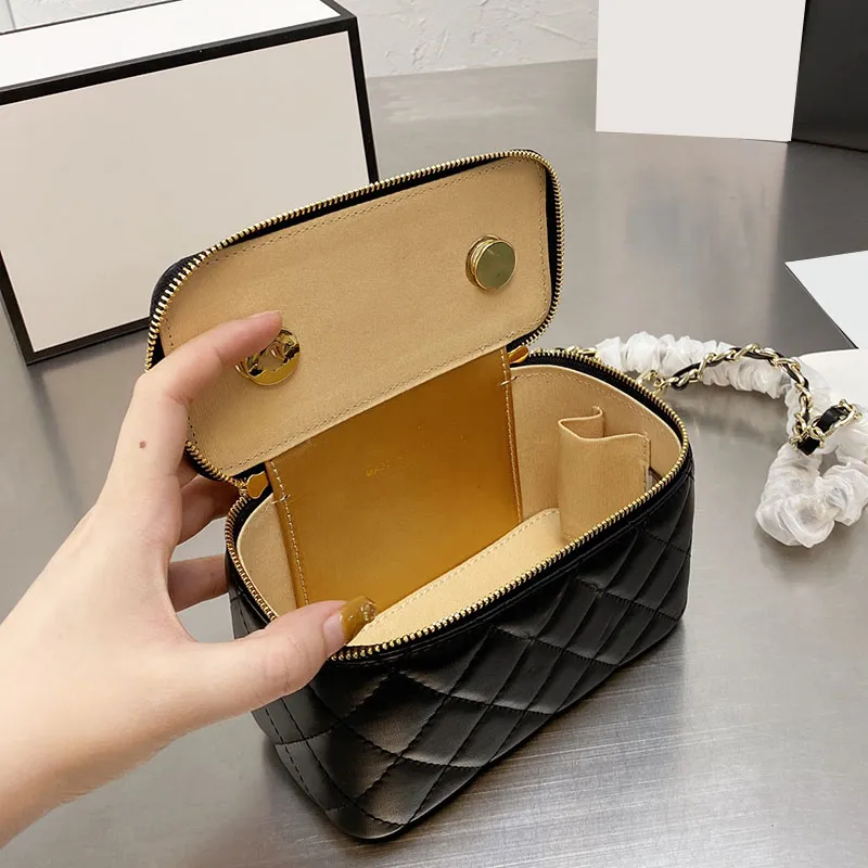 2021 Autumn Winter Lambskin Cosmetic Box Bags Quilted Matelasse Chain Cross Body Shoulder Fashion Vanity Clutch Square Luxury Designer Handbags 16cm