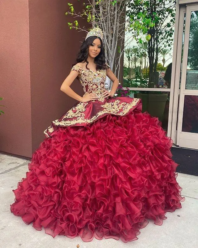 Burgundy and Gold Lace 자수 Quinceanera Dresses 2022 OFF 어깨 크리스탈 페르시 구슬 푹신한 공 가운 프릴 달콤한 16 드레스 Brithday Part Prom Wear