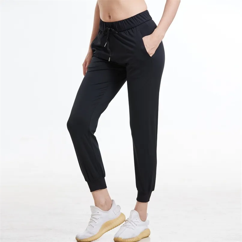 Tissus extensibles pour femmes Coupe ample Sport Leggings skinny actifs avec deux poches latérales camo Pantalon à la cheville 211112