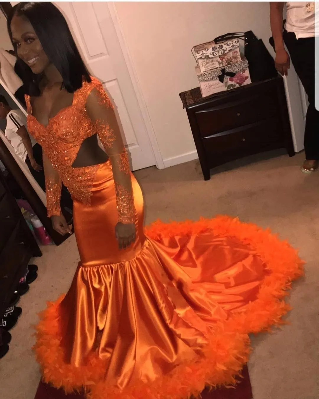 Prom Kleider Orange Mermaid Afrikaner V-Ausschnitt Langarm Spitze Applique Abendkleid Frauen Sexy Party Kleider mit Feder