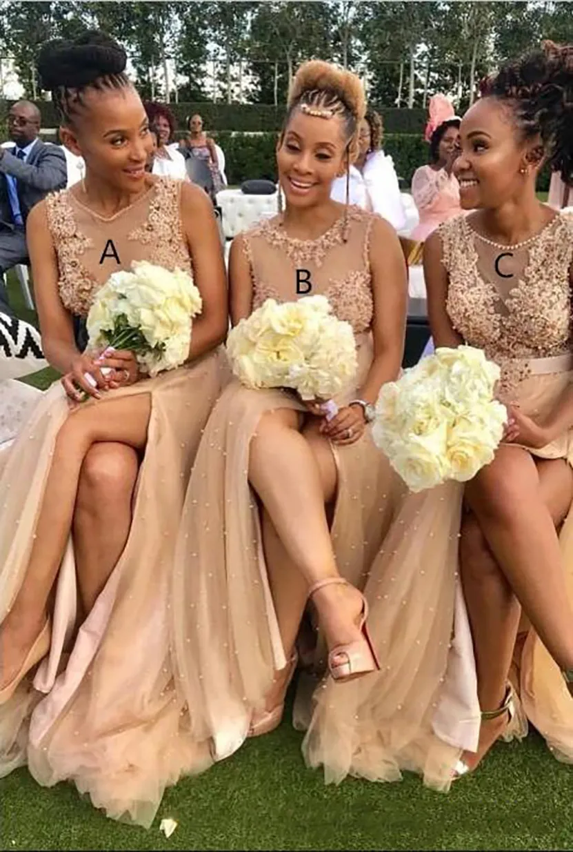 Svart tjej afrikansk champagne tulle brudtärna klänningar olika stil samma färg pärlstav bling sexig prom klänningar främre delade bröllop 2021