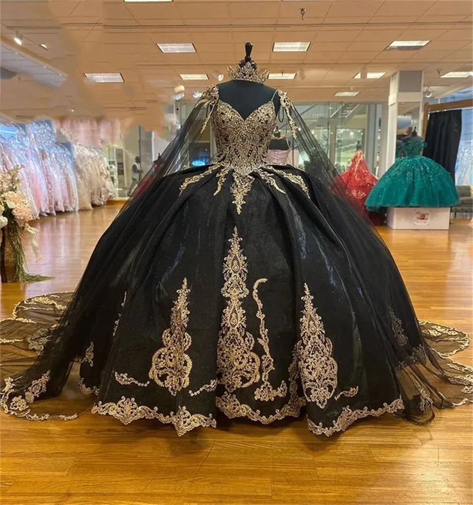 Black Gold Puffy Princess Quinceanera-jurken met Cape Luxe Sparkly Applique Beaded Lace-up Corset Vestidos de 15 a￱os