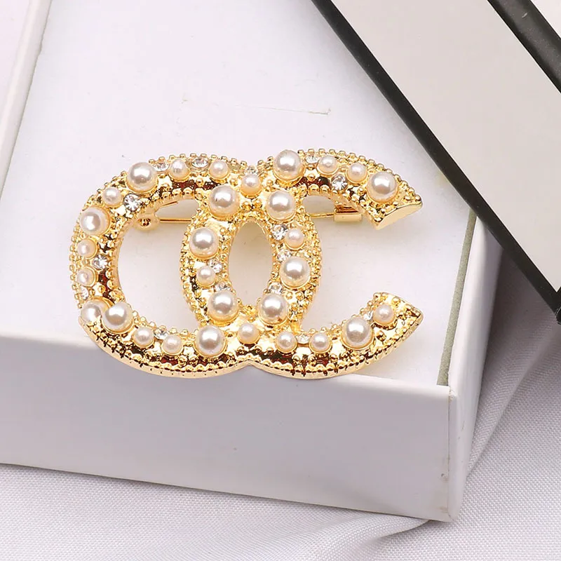 Luxe Femmes Hommes Designer Marque Lettre Broches Plaqué Or 18 Carats Incrustation Cristal Strass Bijoux Broche 2 Style Perle Pin Mariage Fête De Noël Cadeau Accessoire