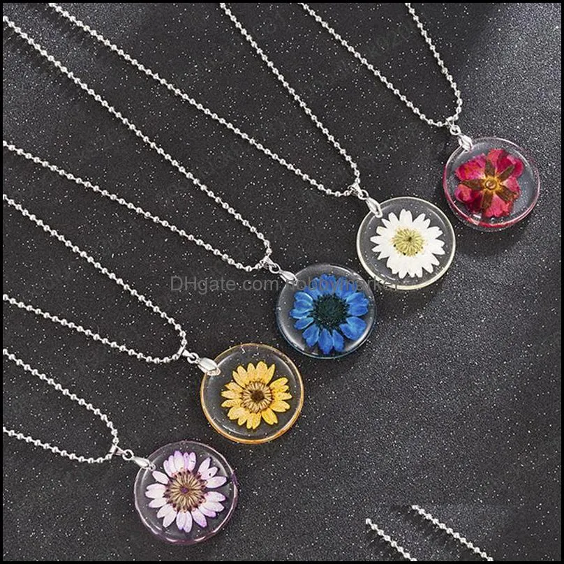 Natural Dried Flower Pendant Necklaces for Women Transparent Resin Real Dry Flower Round Necklaces Jewelry Gift