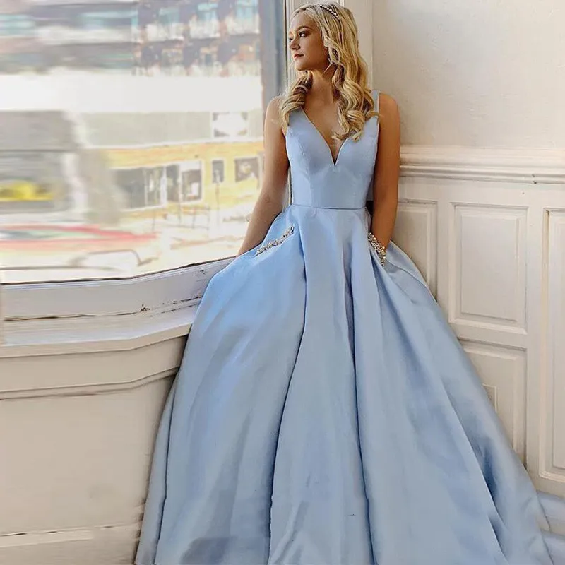 Enkel V-Neck Light Sky Blue Prom Klänningar med fickor Kristaller Beaded Satin A-Line Special Occasion Grows Women Formal Long Evening Celebrity Dresses