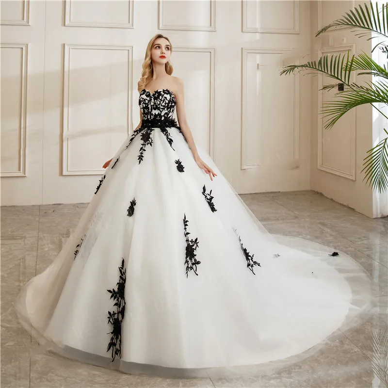 Abito da ballo vintage in bianco e nero Abiti da sposa Treno lungo 2022 Appliques di ricami in pizzo Fiocchi con fiocchi Abiti da sposa Plus Size Abiti da sposa senza spalline con scollo a cuore