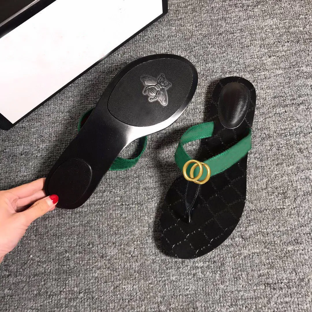 Klassiska män tofflor stora sommargummi botten kvinnor sko strand glidbrev platt toffel designer skor metall knapp sandaler lata lady loafers flip flops storlek