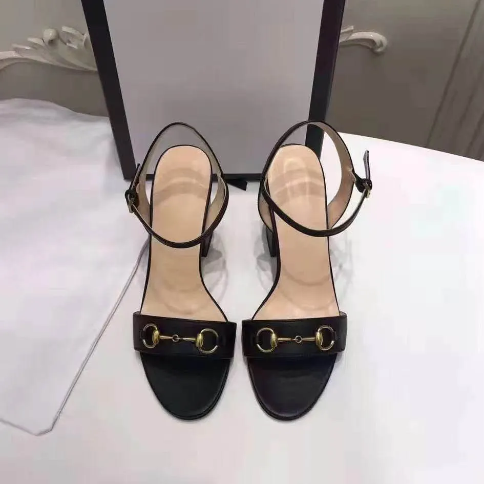 2021 Women Sandals Hollow Out Logo Flat Slippers Sandal Studded