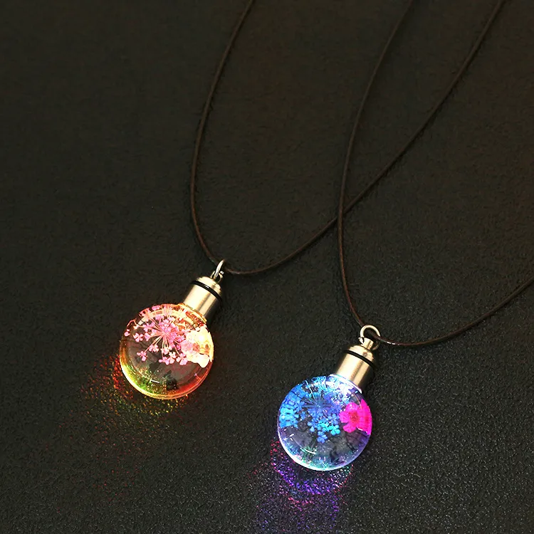 Collane con ciondolo di fiori secchi alla moda per le donne Gioielli con sfera di cristallo con ciondolo a forma di fiore luminoso a LED