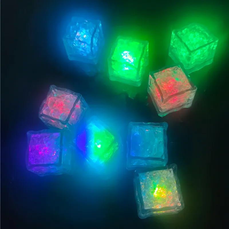 Multi -kleuren LED -flitslichten water ijs kubus licht nieuwigheid veilig kristal bruiloft bar feesten VS stock