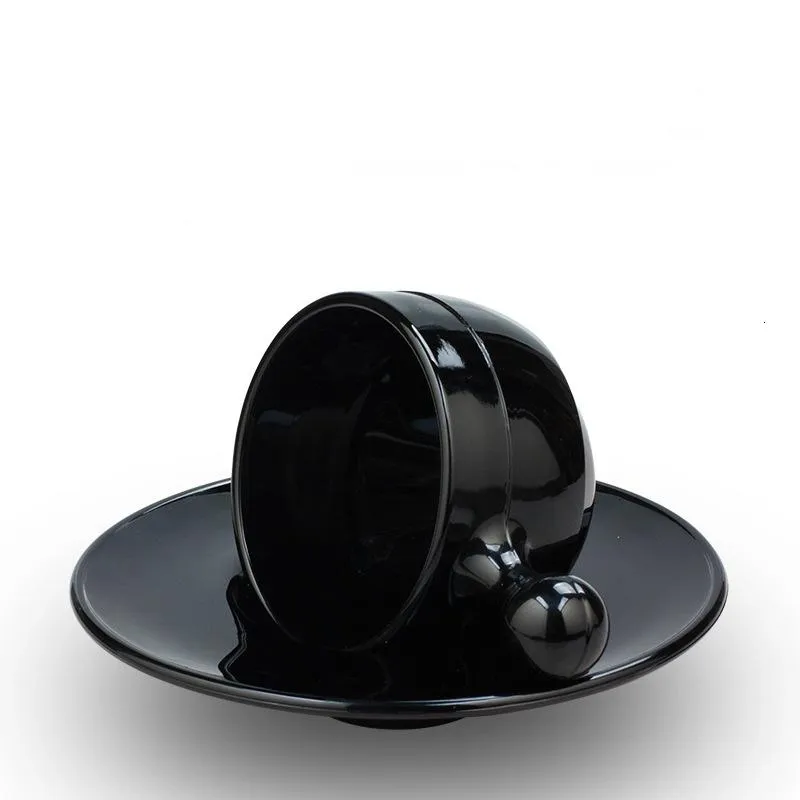 Керамические блюдцы кофейных кружков подходят для чистого черного кратки