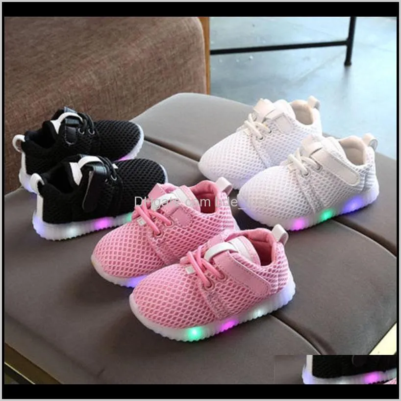 Athletic Outdoor Baby, maternité Breatch Kids Fashion Footwear pour garçons et filles Boucle STRAP LUMINES Sneakers à plat avec Light Up Sho