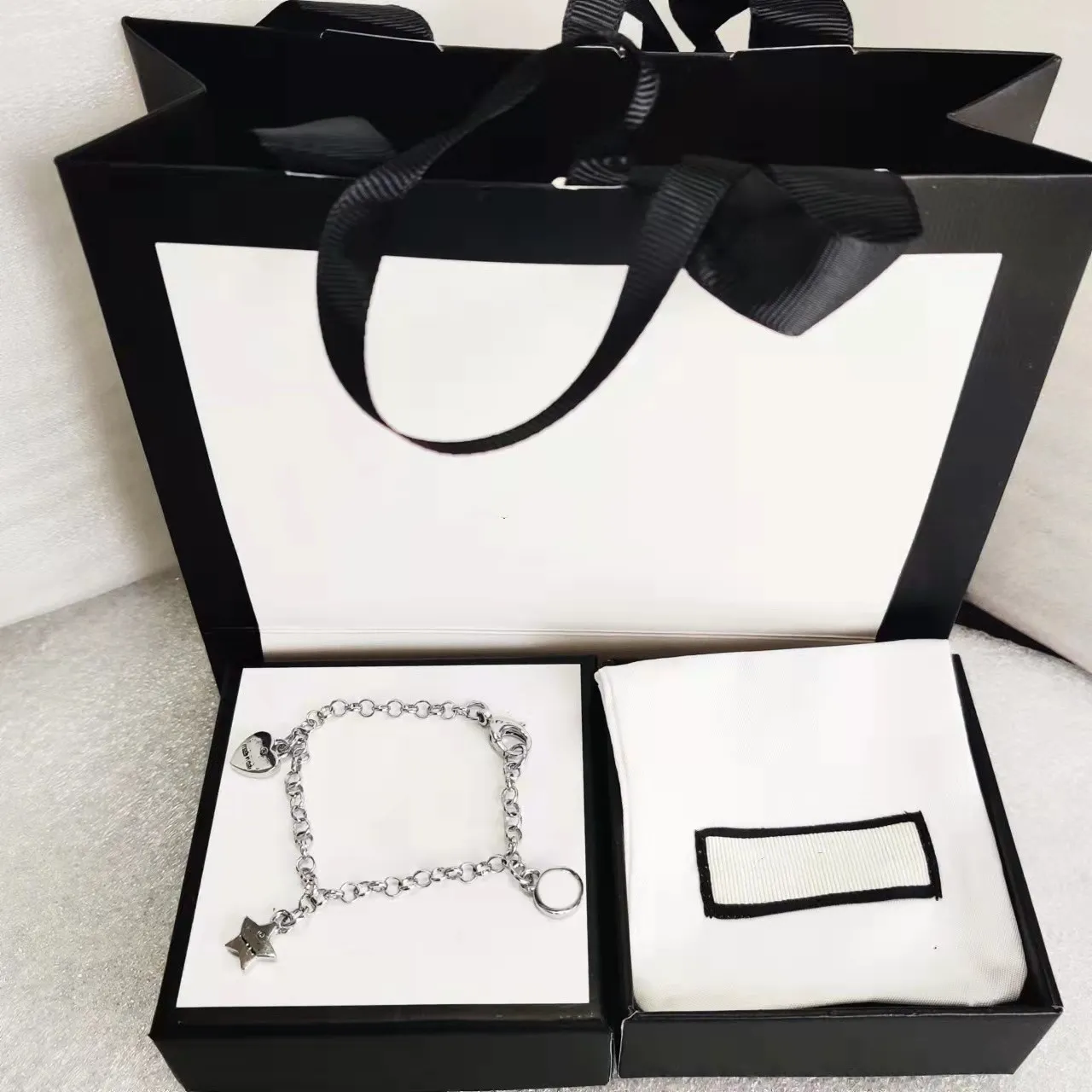 Topp lyxdesigner armband Creative Star Heart Three Style Chain Silver Plated Material Armband smycken leverans K3