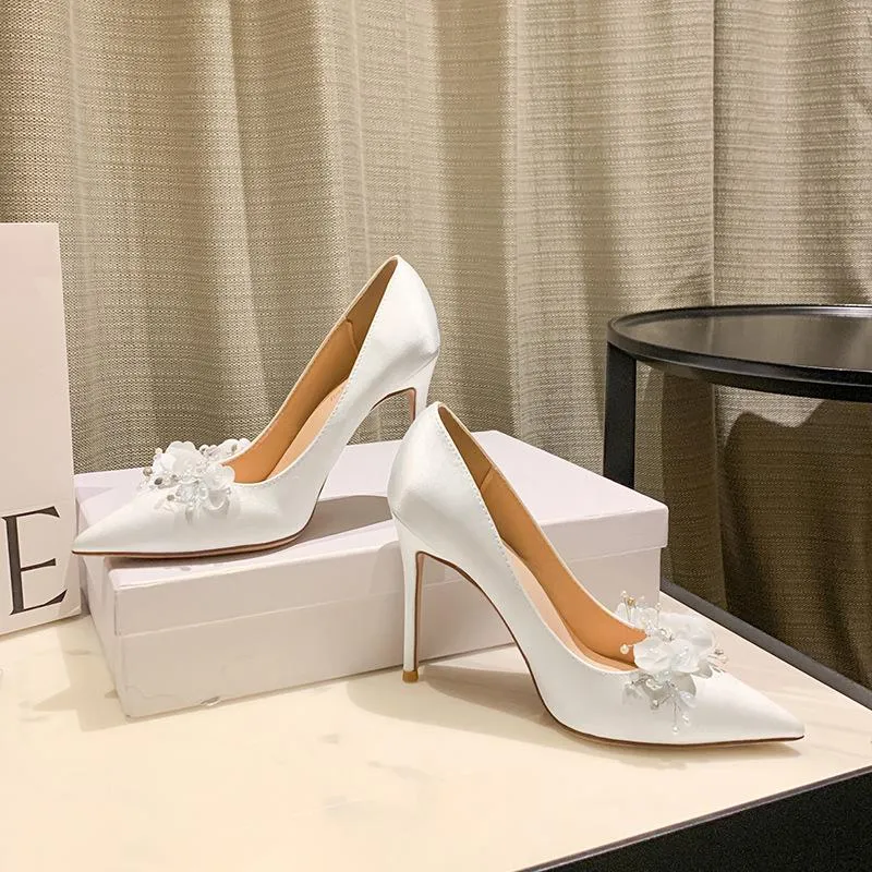 Zapatos de vestir Estilo Blanco Boda francesa Mujer Tacón de aguja Punta estrecha Flor de satén Moda nupcial Banquete alto