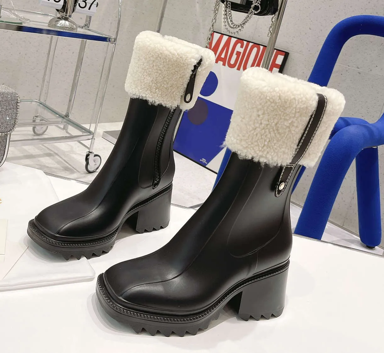 2021 Kvinnor Betty Boots PVC Gummi Borded Platform Knä-High Tall Rain Cashmere Boot Svart Vattentät Velicy Hloe Skor Utomhus Rainshoes Högklackat