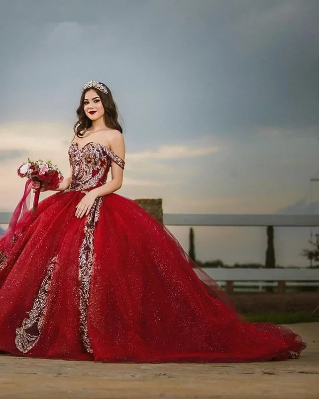 2022 Élégant Rouge Chérie Robe De Bal Quinceanera Robes Hors De L'épaule Cour Train Appliques Plus La Taille De La Fête De Bal Porte Pour Sweet 15 16 Vestidos De Quinceaneras