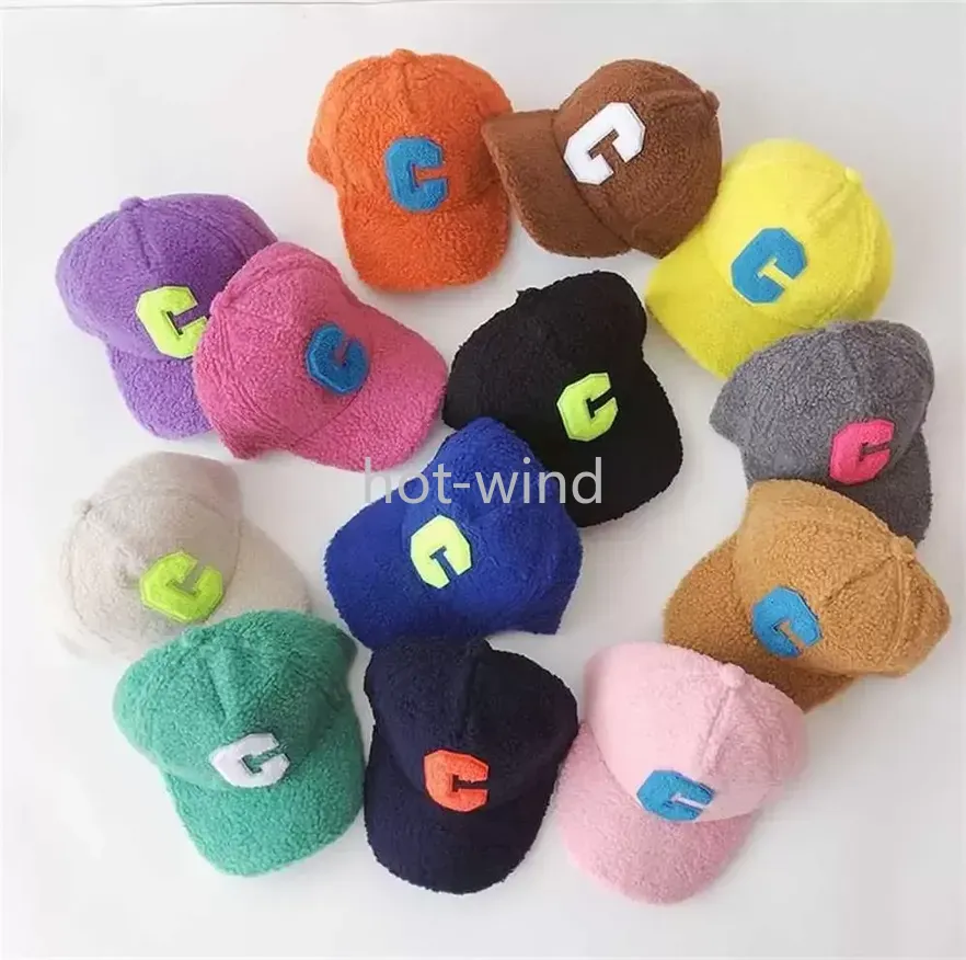 Büyük C Mektup Polar Polar Ball Şapka Çocuk Erkek Kız Kış Beyzbol Kapaklar Ayarlanabilir Peluş Sıcak Snapback Spor Açık Şapkalar Öğrenci Öğrencileri Kostüm EE