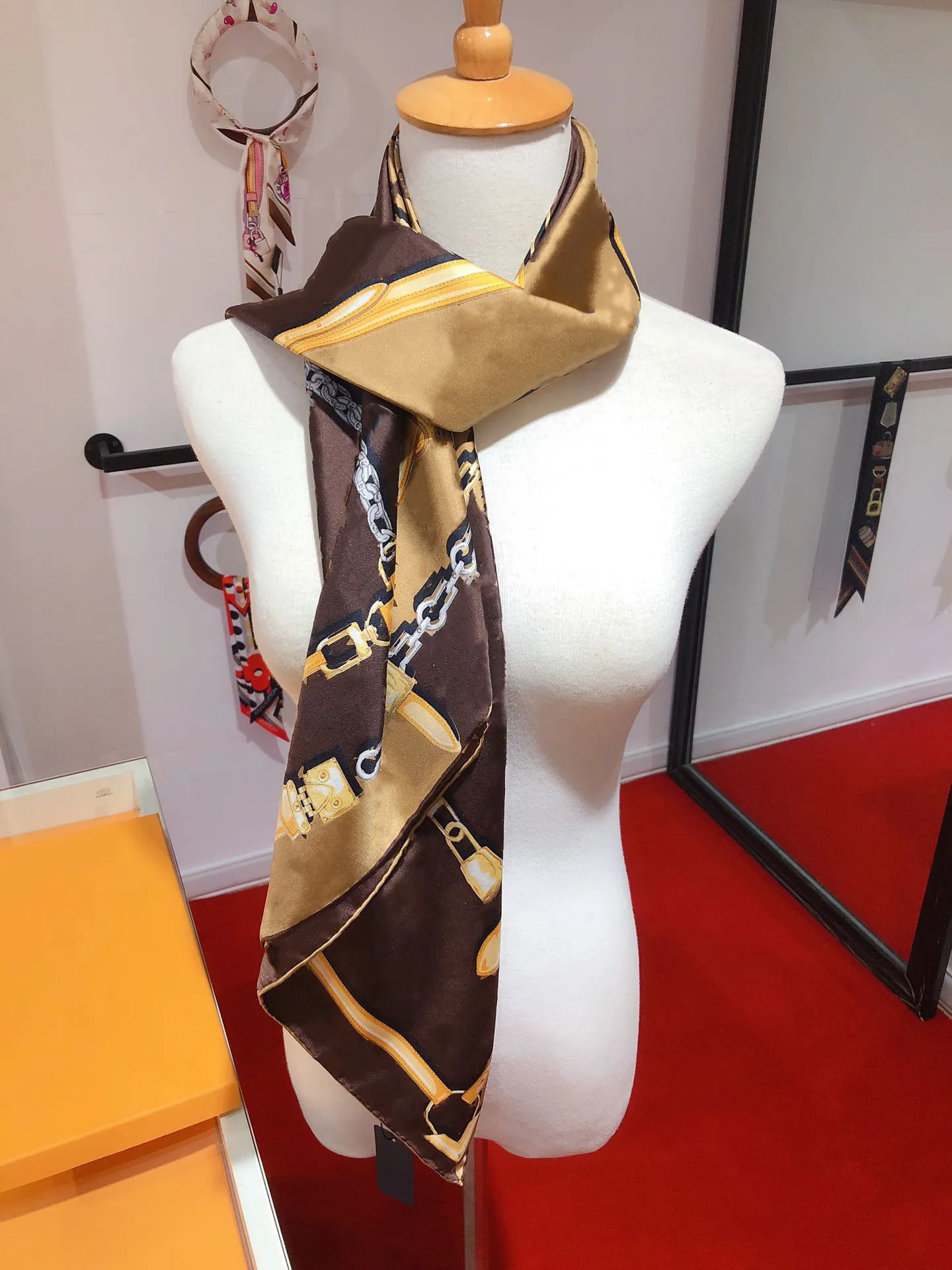 Sciarpe di moda da donna Sciarpa Designer Sciarpa lunga inverno caldo Sciarpa lussuosa Fascia Seta di alta qualità 90 * 90 cm