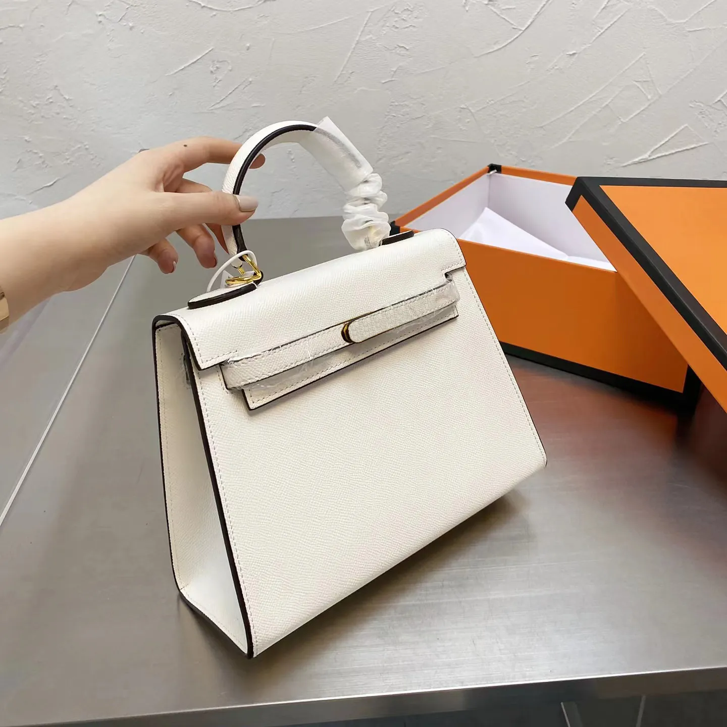 Luxurys designers väskor kvinnor handväska klassiska tygväskor solid läder bärbar axel plånbok 25 cm mångsidig utsökta temperament kändis handväskor stil trevligt