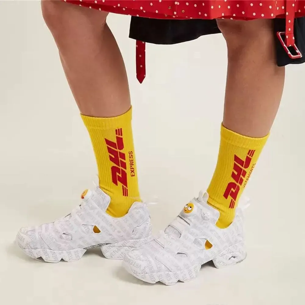 DHL Letra amarilla Medias impresas para Unisex Inicio Textil Moda Hip-Hop Skateboard Socks Calcetines deportivos al aire libre Calcetines de algodón Zapatillas Blanco Negro 3 Color disponible