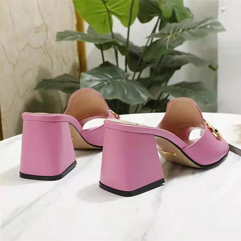 2021 Sandales et pantoufles pour femmes, bouton métallique épais conception à talons hauts, matériau en cuir est extrêmement confortable, luxueux élégant