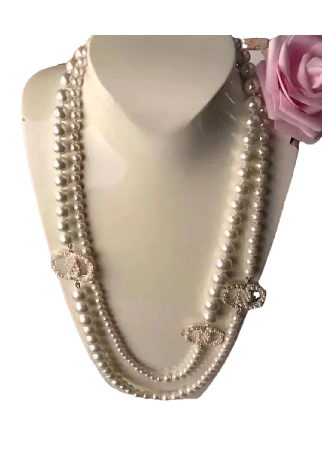 Collana con fiore pendente e perle in resina