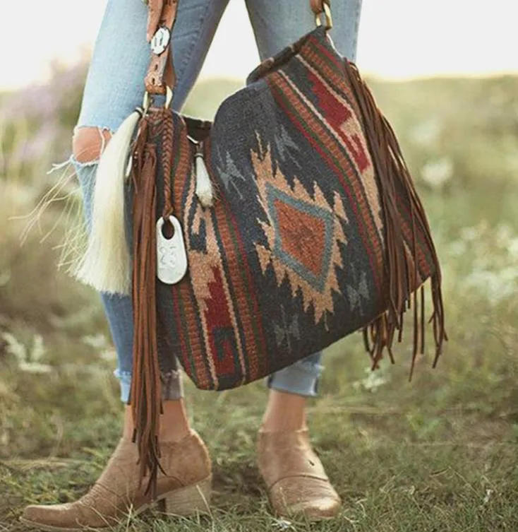 Green Canvas Shoulder Bag for Women Large Capacity Bohemian Messenger Bag with Tassels Soft and Durable Handbag for Casual Daily Use