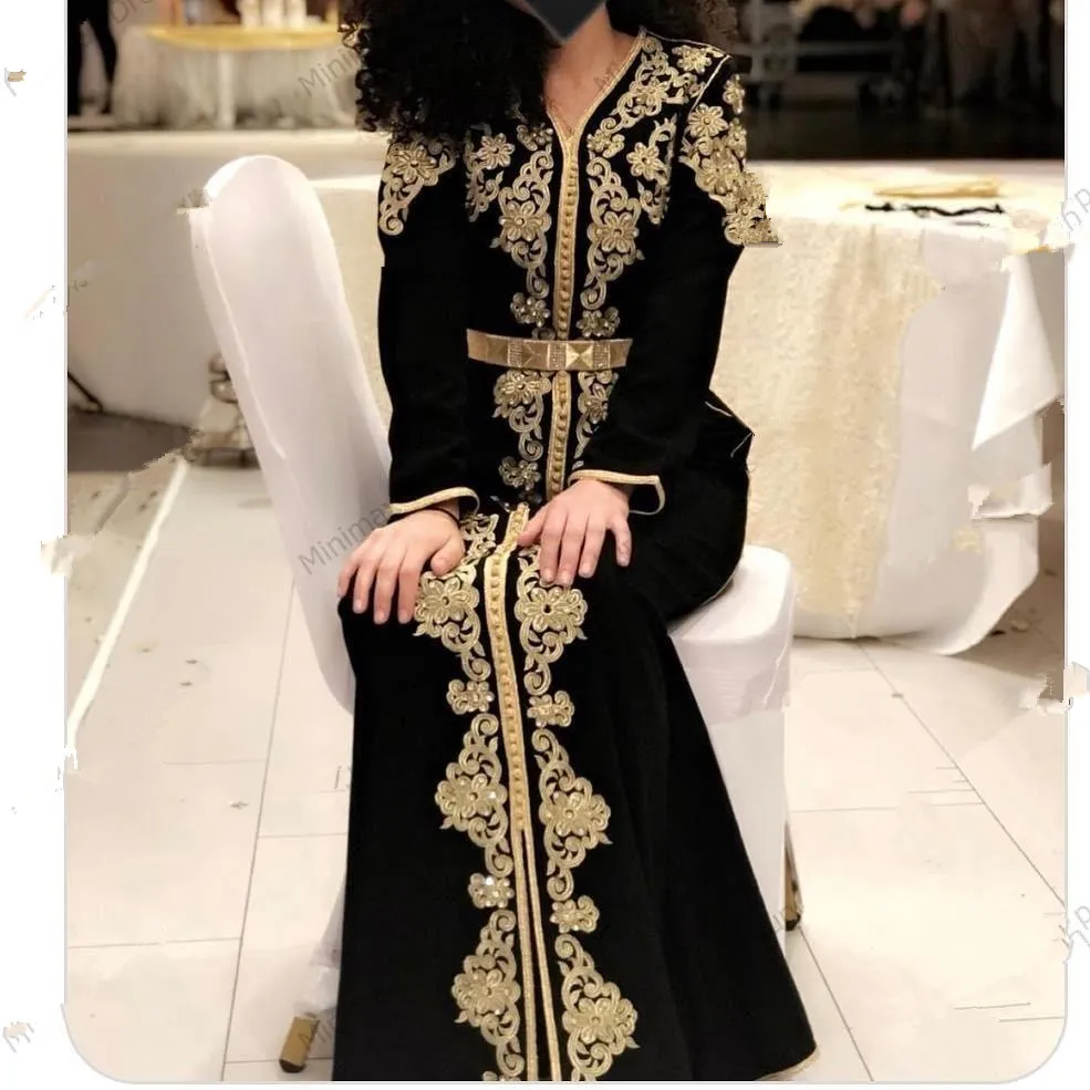 ثياب سهرة عالي الجودة في Velor Morccan Caftan الأكمام الطويلة الذهب.