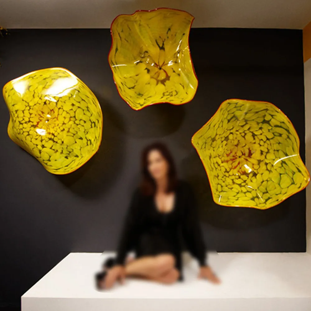 Piatti sospesi di lusso Lampada da parete Colore giallo Fiore in stile Chihuly Fiore in vetro di Murano Art Cupola Soffitto Scultura Personalizzata da 30 a 50 cm