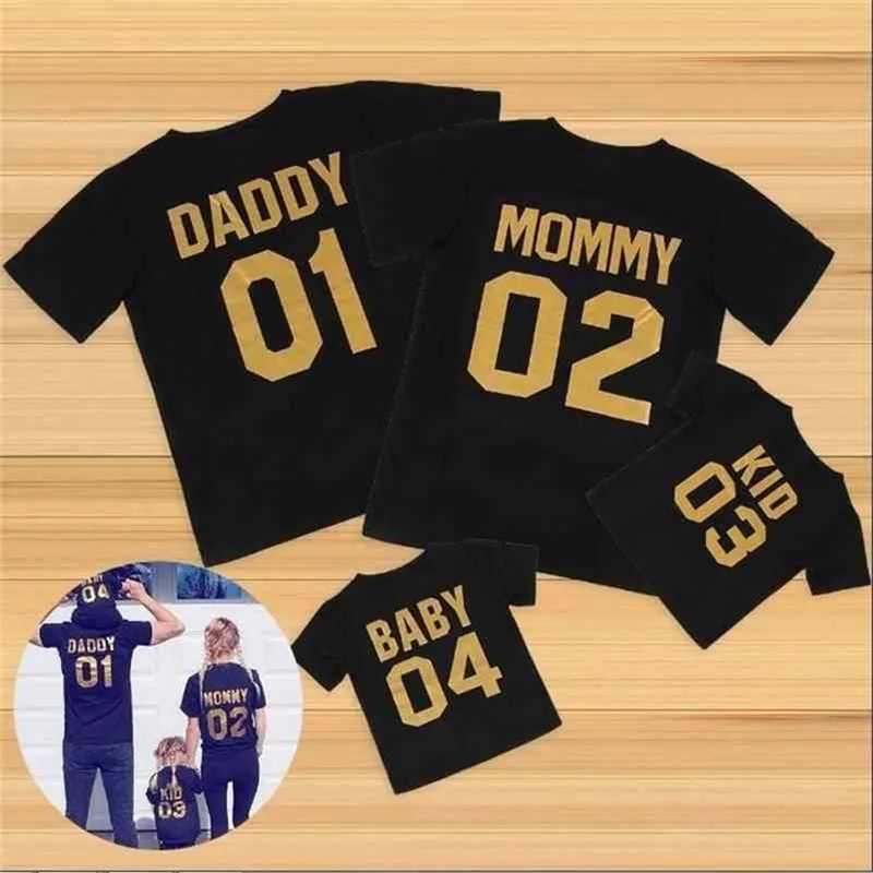 Bak Yaz Moda Baba Anne Bebek T-Shirt Giyim Numarası Baskılı Aile Eşleştirme Kıyafetler Giysi Tee Gömlek 210417