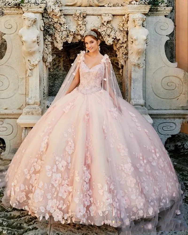 Blush Pink Quinceanera Dress z Cape Beaded 3D Aplikacje Sweet 16 Dress Vestidos de 15 Años Pageant Prom Suknie 2021