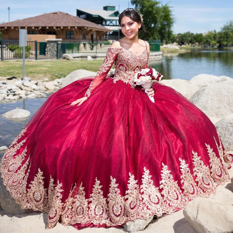 Elegantes mangas largas Vestido de fiesta Vestidos de quinceañera Fuera del hombro Cuello Apliques de encaje Vestidos de baile Tren de barrido Tul Dulce 15 Vestido de mascarada