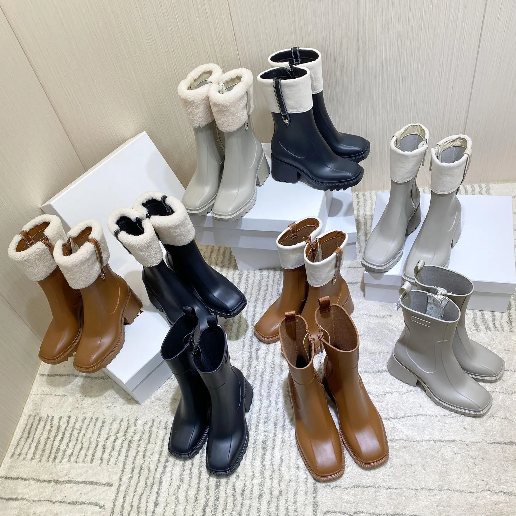 Top Luxury Designer Women's Rain Boots Half Body Betty Winter Ny PVC Gummi Tjock Hälsa Vanlig Kvadrat Tå Skor Zipper Mellanliggande Tube Slitstarkt och Non Slip Sole